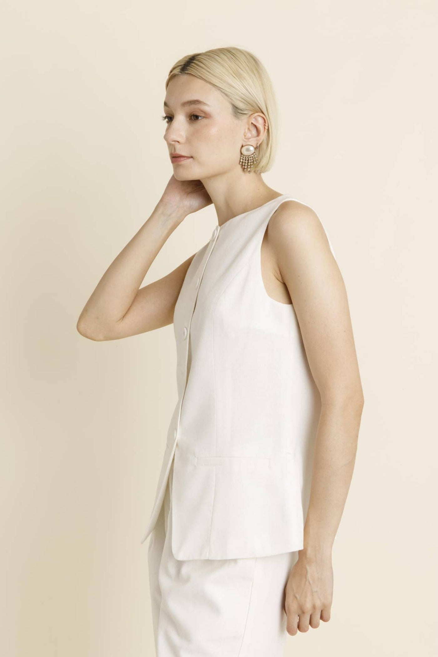 SLEEVELESS VEST