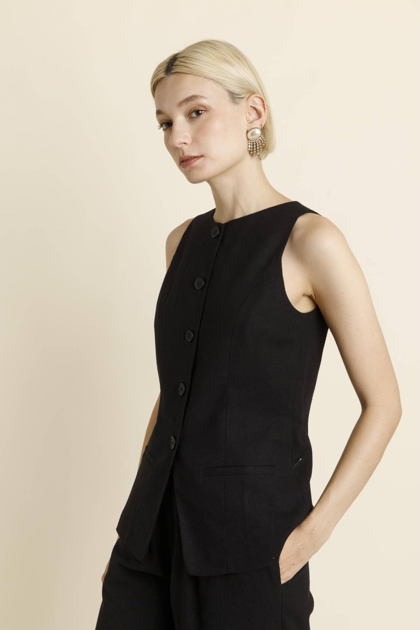 SLEEVELESS VEST