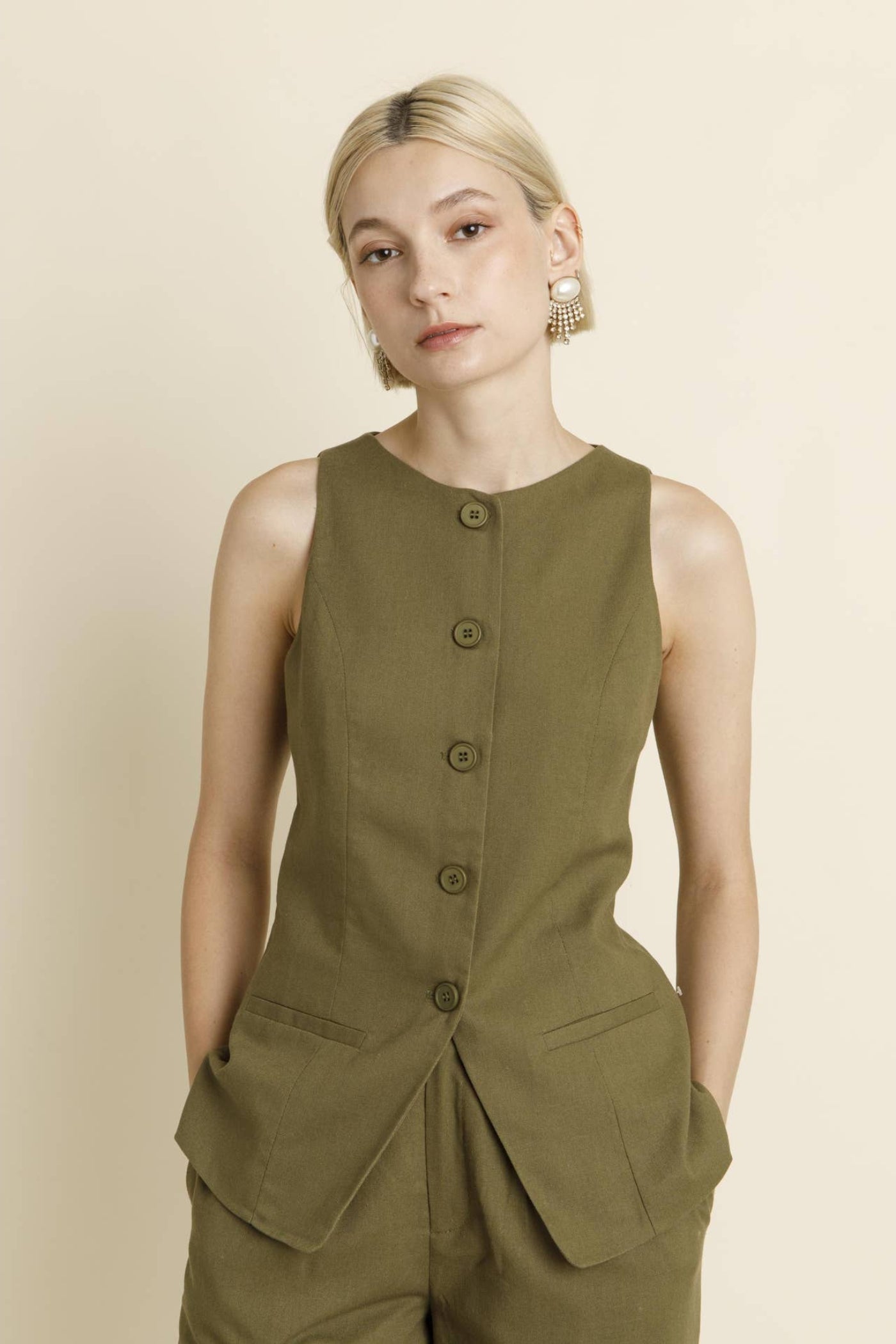 SLEEVELESS VEST