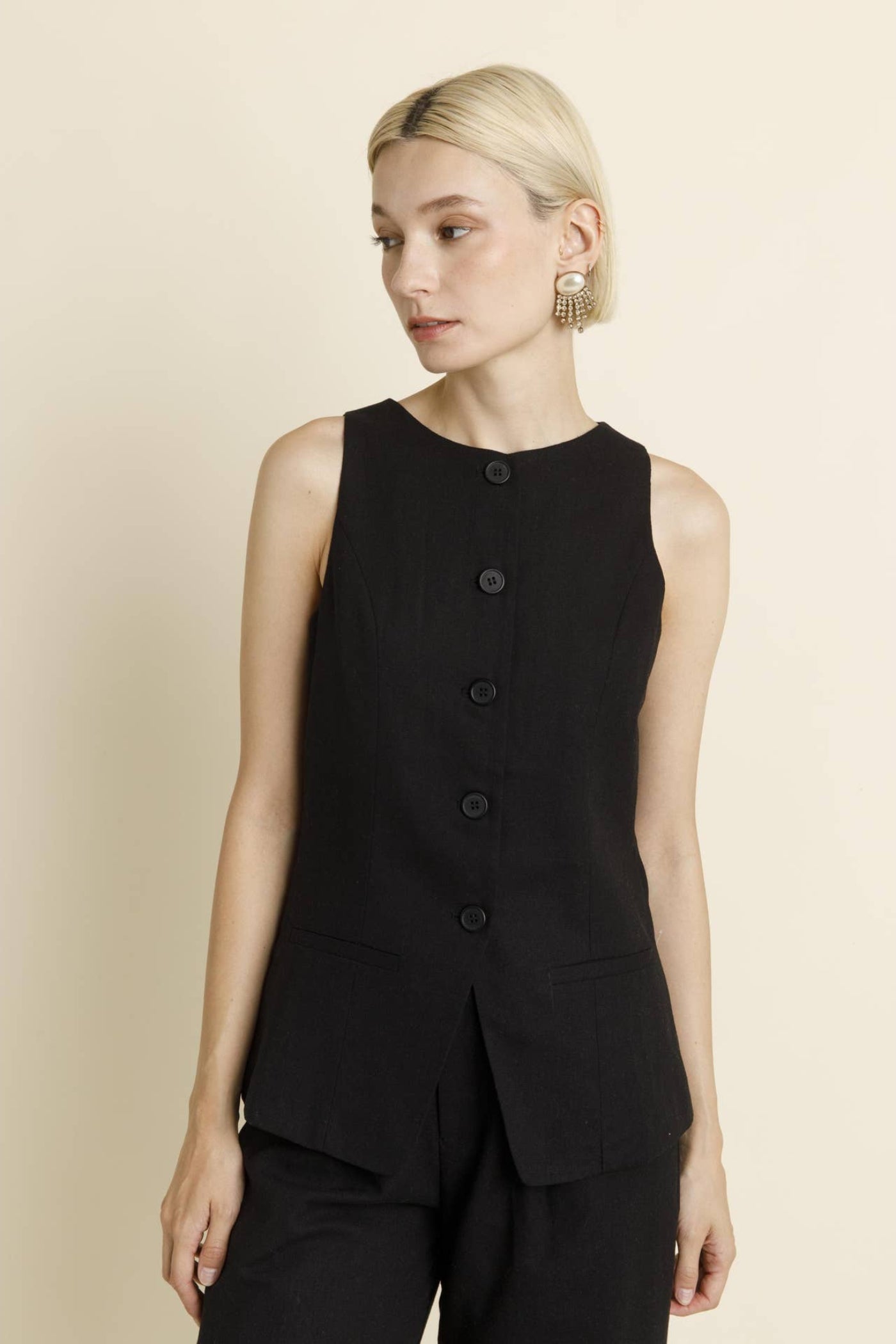 SLEEVELESS VEST