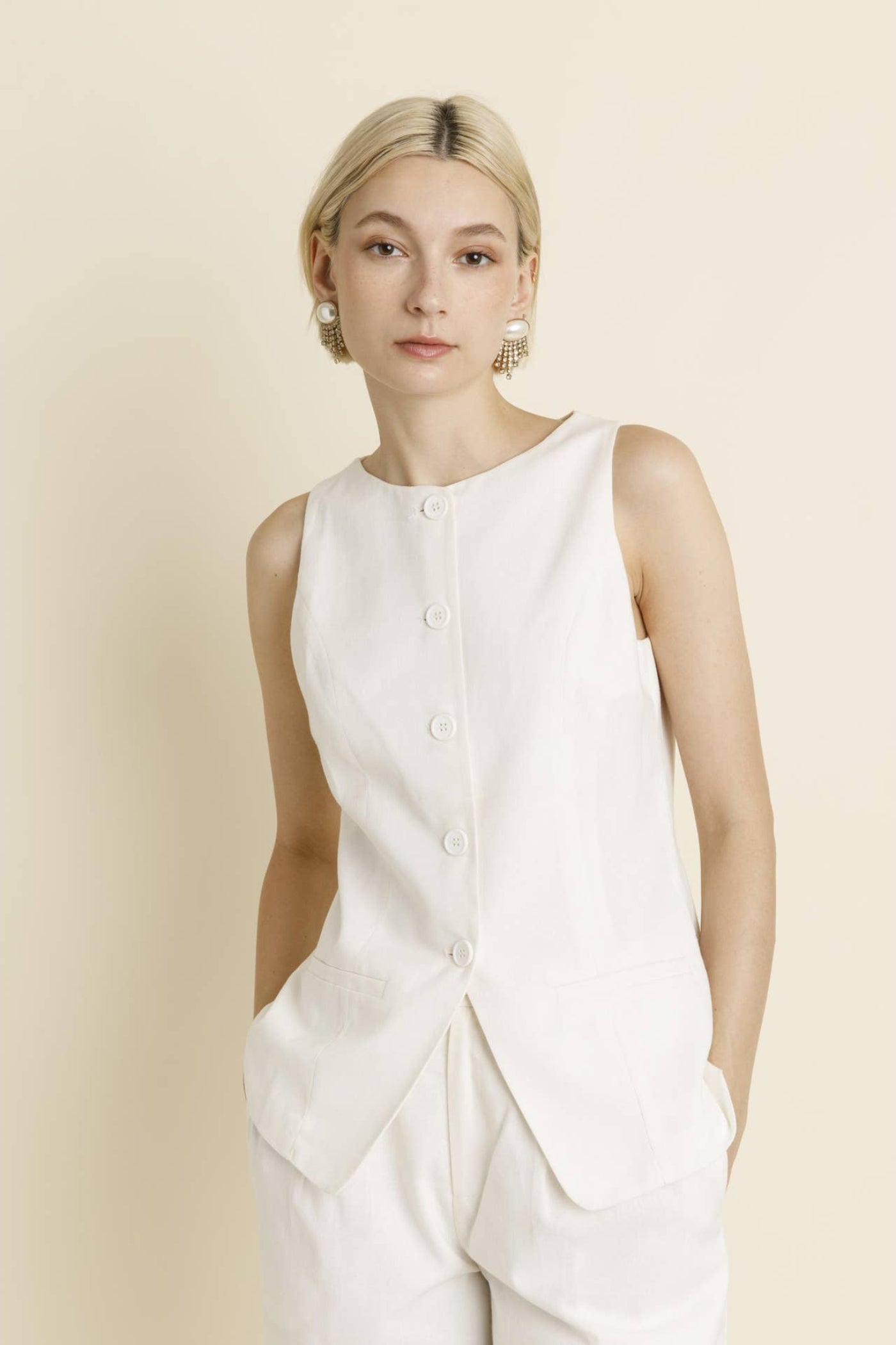 SLEEVELESS VEST