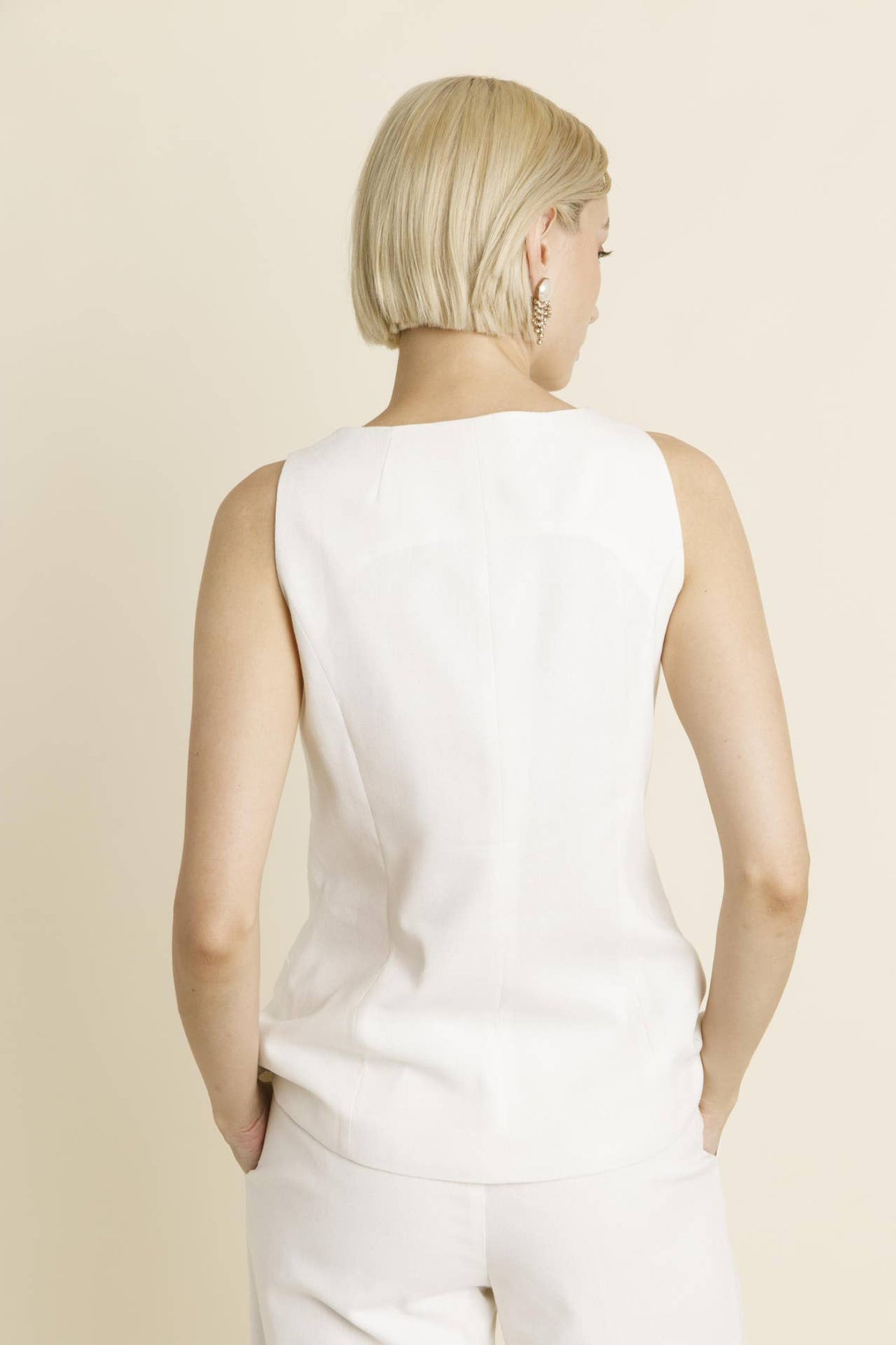 SLEEVELESS VEST