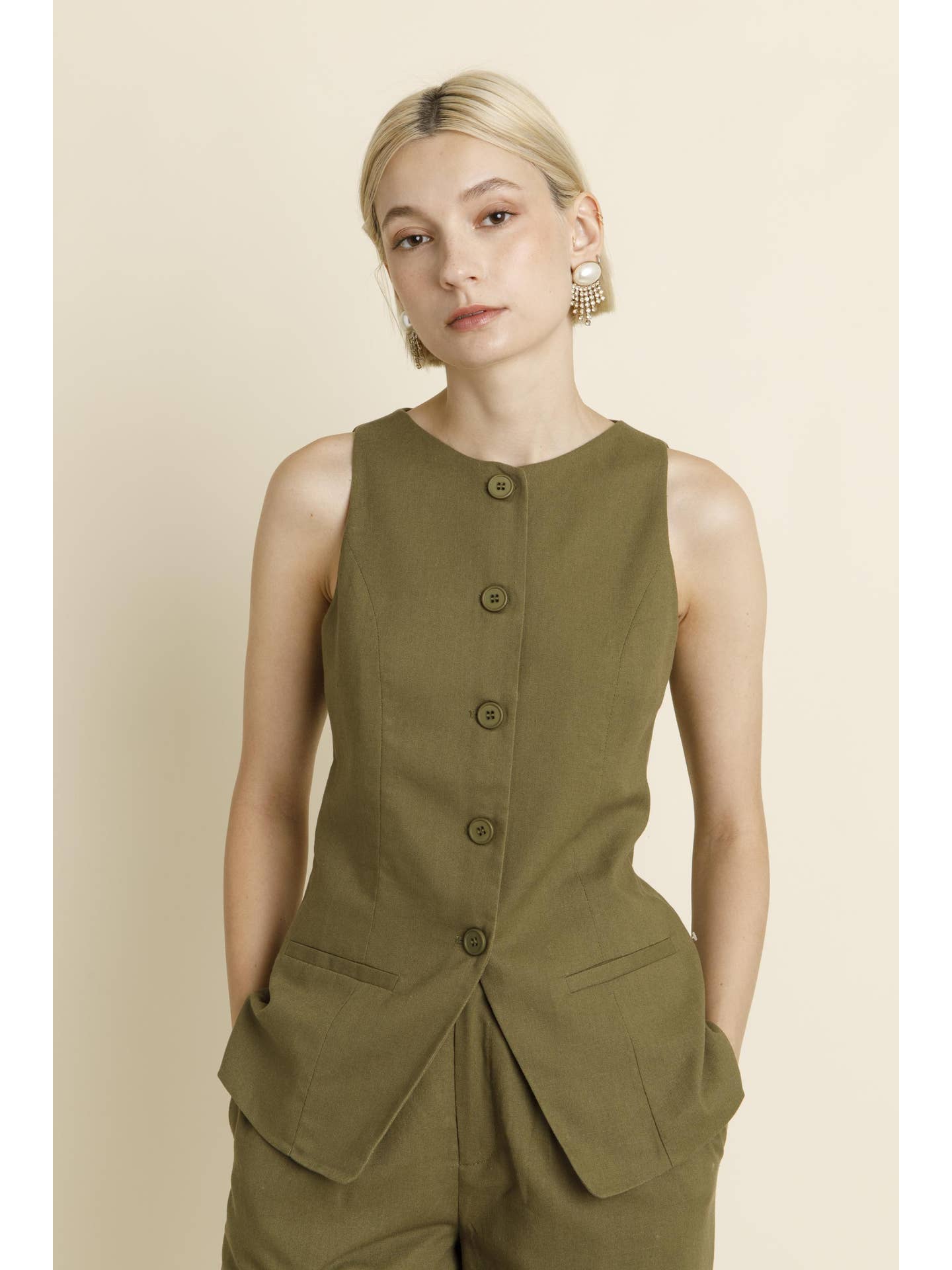 SLEEVELESS VEST