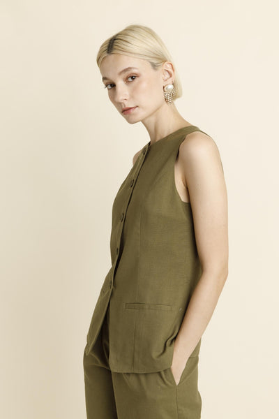 SLEEVELESS VEST